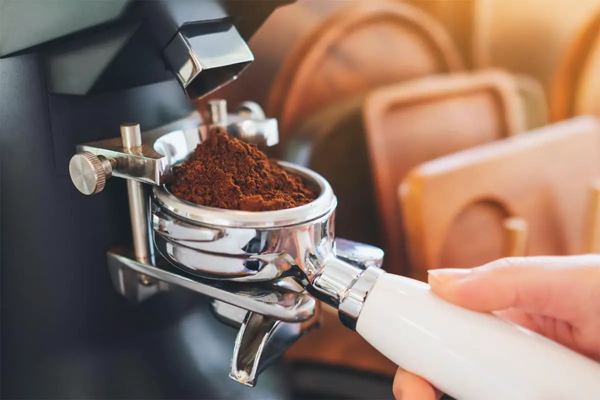 grind coffee using coffee grinder