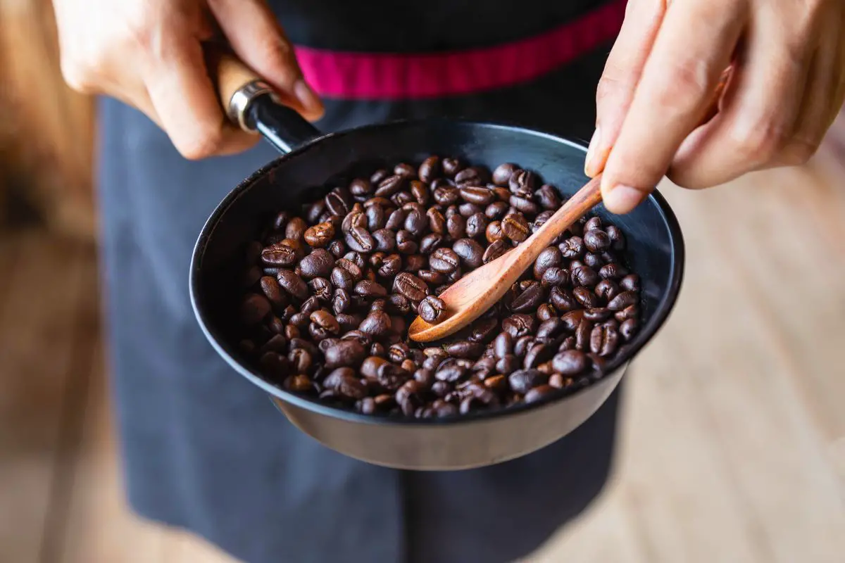 roast coffee beans in pan at home