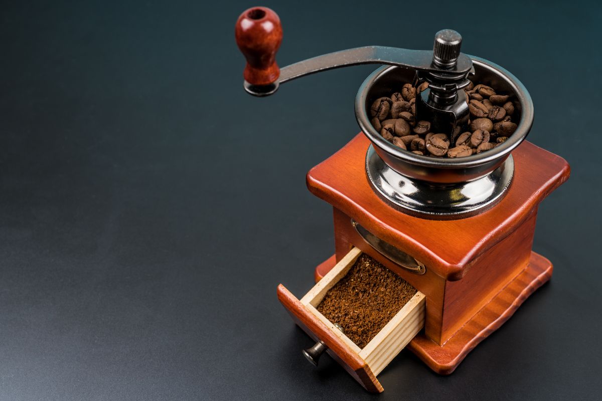hand grinding coffee mill